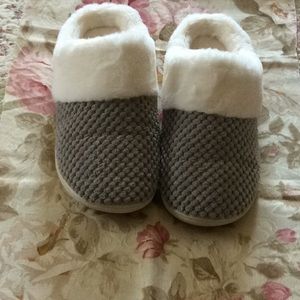 Cozy Comfy Slippers. Vonmay.com size 7/8